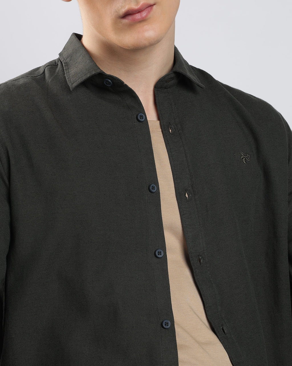 Linen Shirt – Black – detail view | Caddy Couture