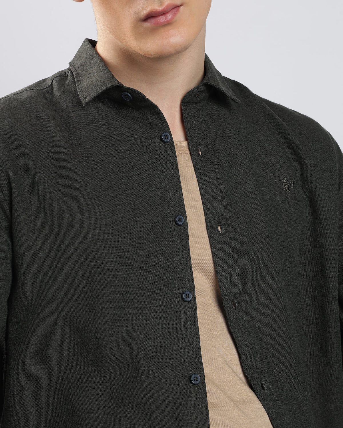Linen Shirt – Black – detail view | Caddy Couture