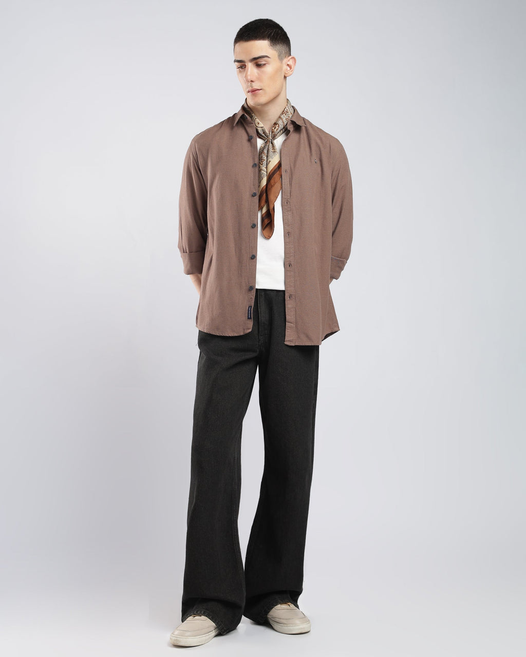 Linen Shirt – Taupe – detail view | Caddy Couture